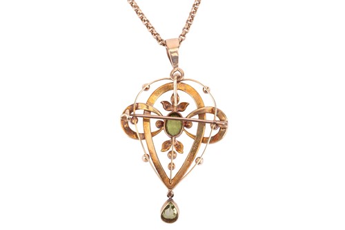 Lot 113 - An Edwardian peridot and seed pearl guirlande...