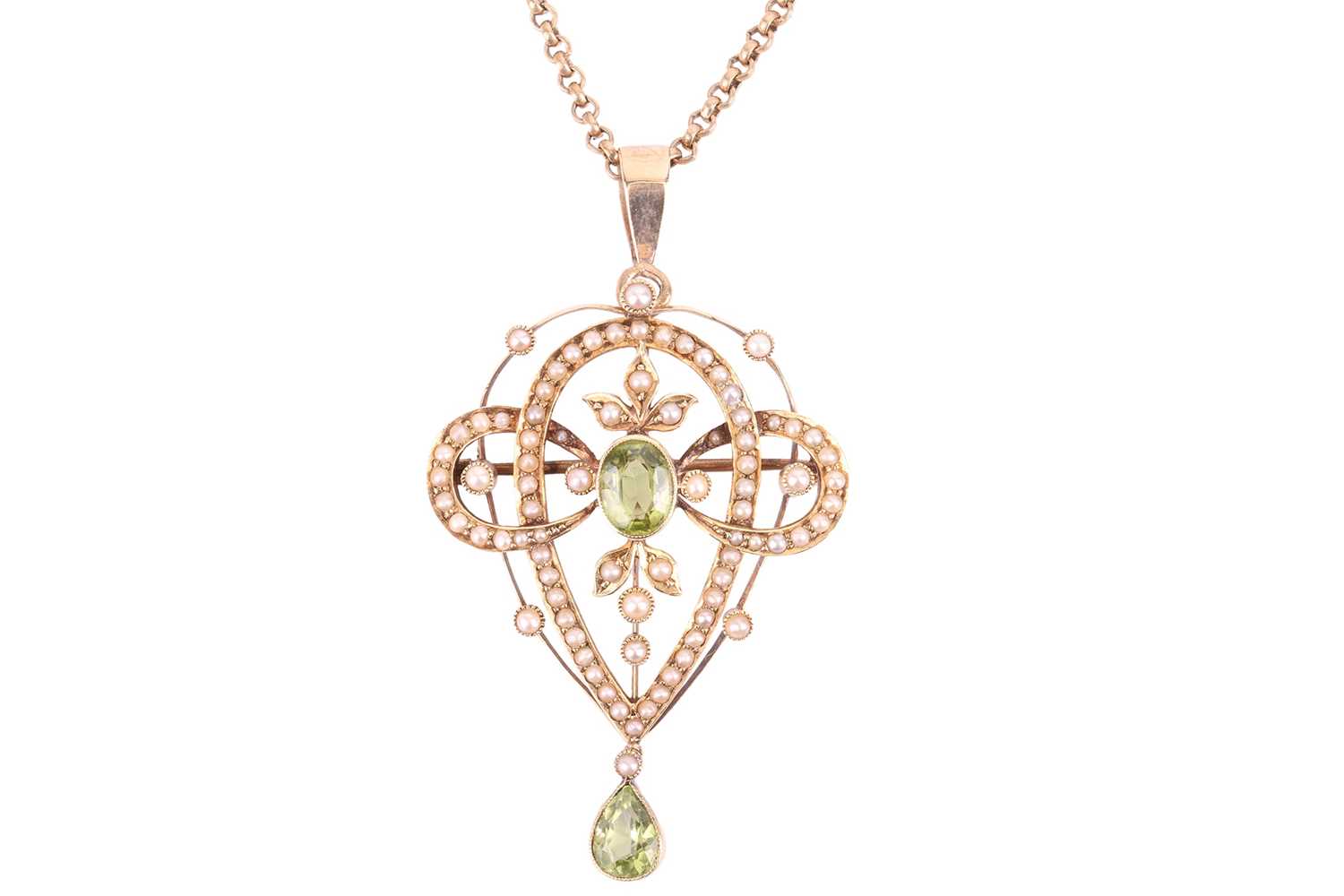 Lot 113 - An Edwardian peridot and seed pearl guirlande...