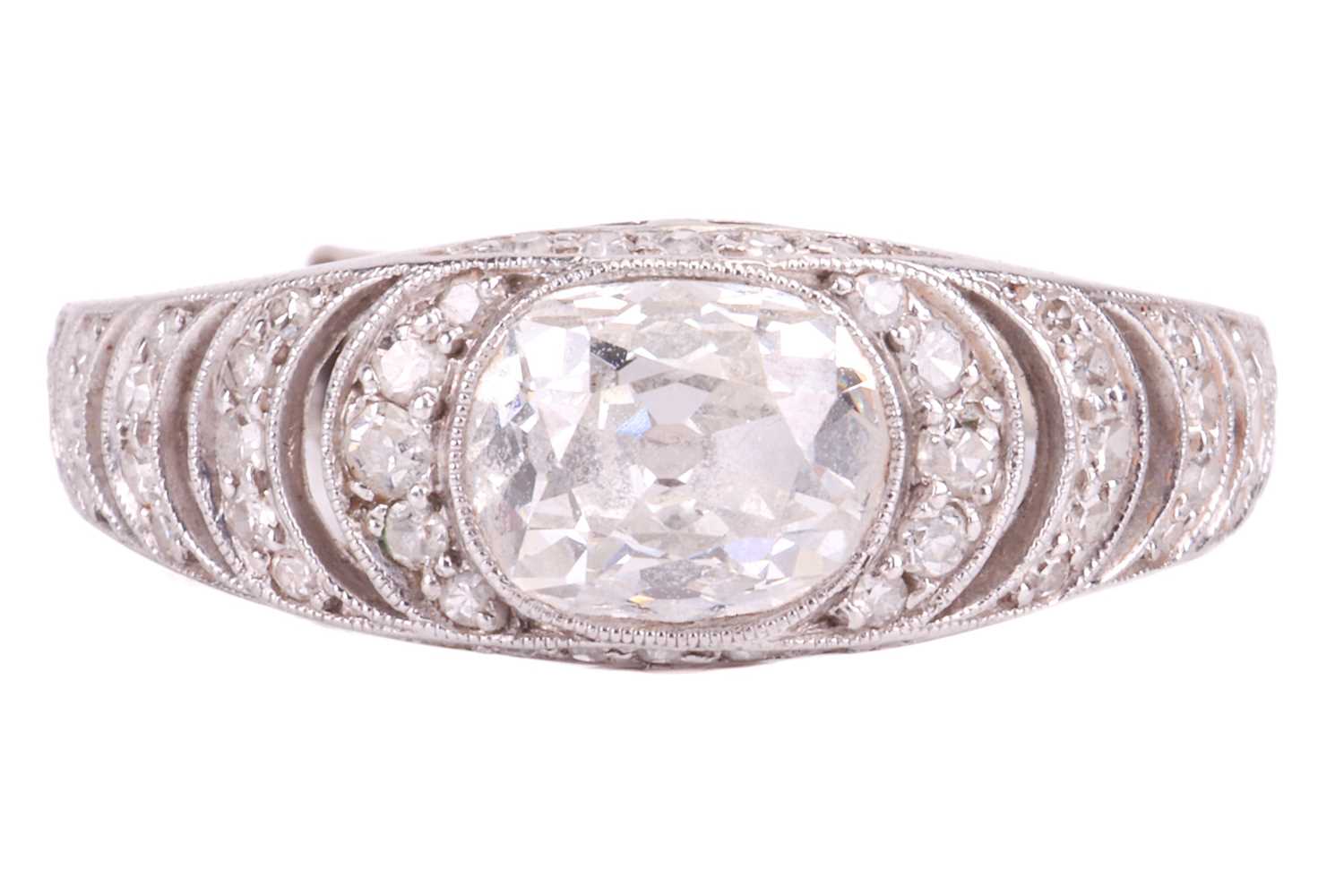 Lot 118 - A Belle Époque diamond ring, featuring a...