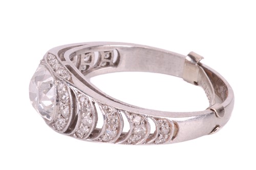 Lot 118 - A Belle Époque diamond ring, featuring a...