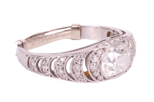 Lot 118 - A Belle Époque diamond ring, featuring a...