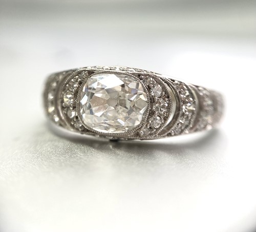 Lot 118 - A Belle Époque diamond ring, featuring a...