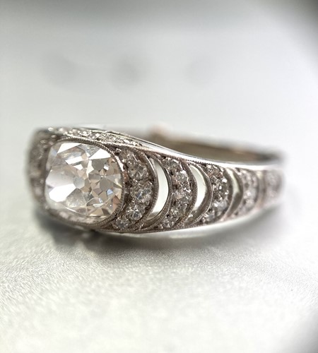 Lot 118 - A Belle Époque diamond ring, featuring a...