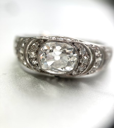 Lot 118 - A Belle Époque diamond ring, featuring a...