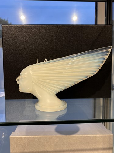 Lot 298 - A contemporary Lalique 'Victoire' opalescent...
