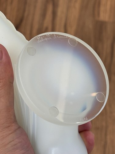 Lot 298 - A contemporary Lalique 'Victoire' opalescent...