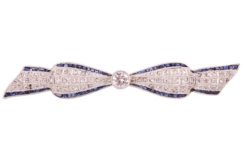 Lot 139 - A late Art Deco bar brooch of bow form,...