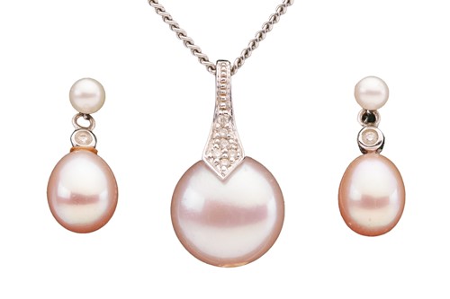 Lot 167 - A cultured pearl pendant and earring suite,...