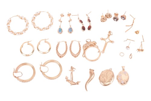 Lot 51 - A collection of jewellery items including a...