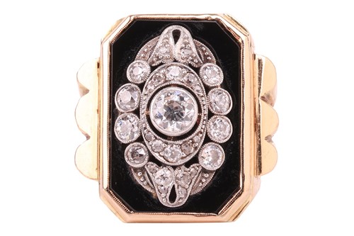 Lot 16 - An Art Deco large signet ring set with diamond,...