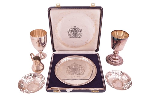 Lot 105 - A silver plate commemorating the silver...