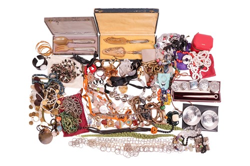 Lot 148 - A large group of jewellery items and other...