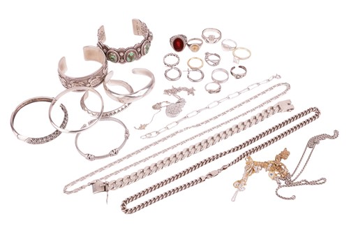 Lot 41 - A collection of jewellery items including...