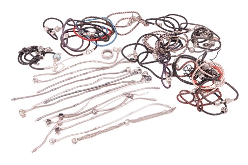 Lot 47 - A collection of branded jewellery items...