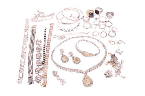 Lot 39 - A collection of jewellery items including a...