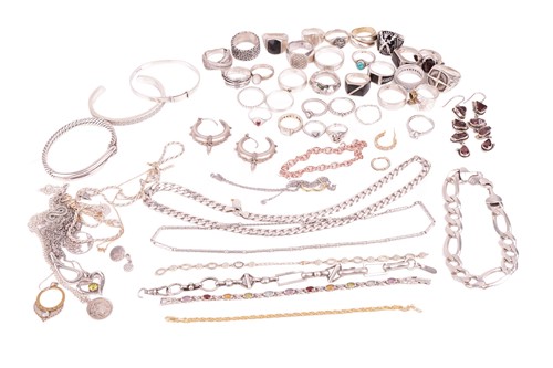 Lot 46 - A collection of jewellery items including a...