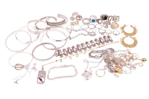 Lot 40 - A collection of jewellery items including a...