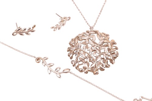 Lot Tiffany & Co. - a silver 'Olive Leaf' pendant,...