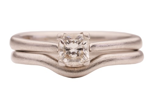 Lot 38 - A diamond solitaire ring and wedding band, the...