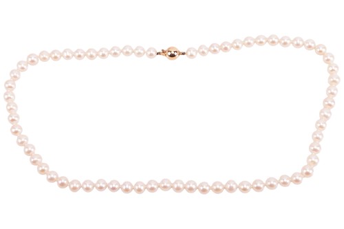 Lot 50 - A cultured pearl necklace, the pearls of cream...