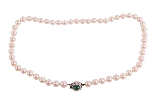 Lot 88 - A cultured pearl necklace, the pearls...