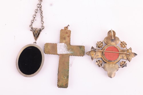 Lot 133 - A group of Italian micromosaic jewellery items;...