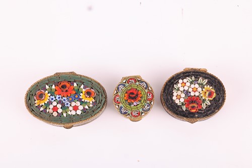 Lot 133 - A group of Italian micromosaic jewellery items;...