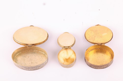 Lot 133 - A group of Italian micromosaic jewellery items;...