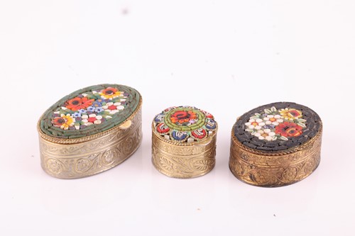 Lot 133 - A group of Italian micromosaic jewellery items;...
