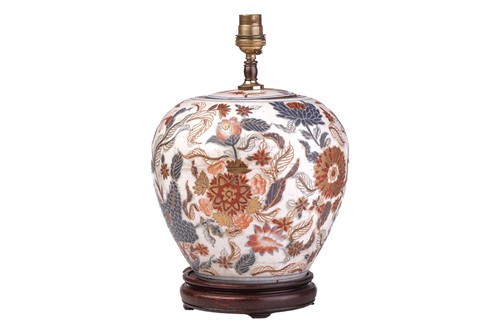 Lot 124 - A 20th century Imari decorated table lamp on...