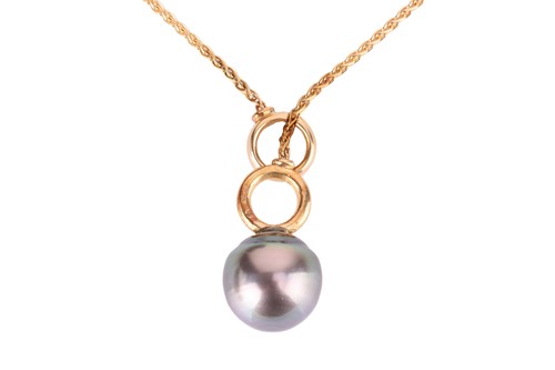Lot 218 - A Tahitian cultured pearl lariat necklace and...