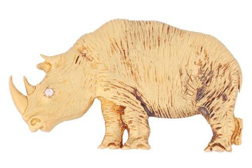 Lot A rhinoceros brooch in 18ct yellow gold,...