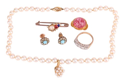 Lot 104 - A small group of jewellery items; to include a...