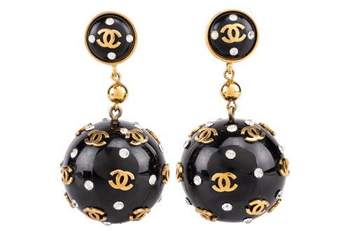 Lot Chanel - a pair of swing earrings, each...