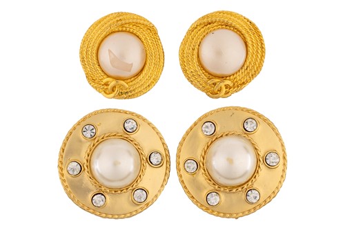 Lot A pair of Chanel clip-on earrings of twisted...