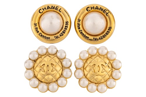 Lot Chanel - two pairs of faux pearl disc clip-on...