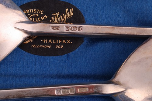 Lot 129 - A quantity of mixed cased flatware, including...