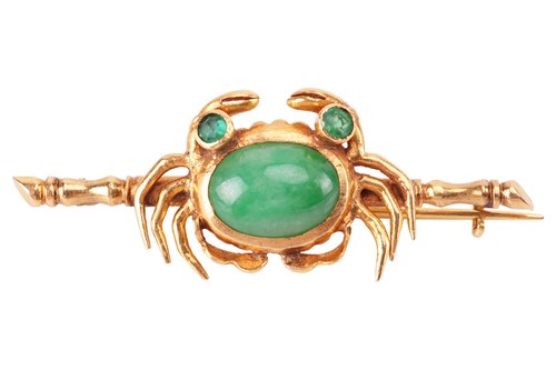 Lot 111 - A jade crab bar brooch, centred with a crab...