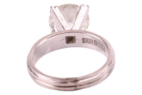 Lot 59 - A diamond solitaire ring, featuring a round...