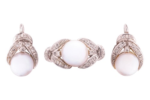 Lot 51 - A cultured pearl ring and earrings suite, the...