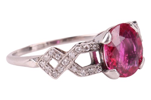 Lot 103 - An Edwardian ruby and diamond dress ring,...