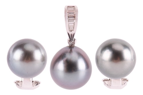 Lot 24 - A Tahitian cultured pearl pendant and earrings...