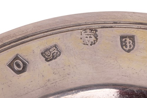 Lot 371 - A George II circular silver, paten, London...