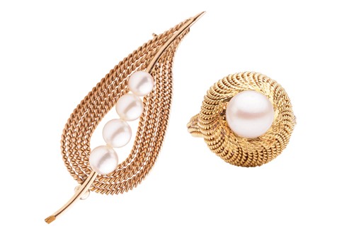 Lot 4 - A cultured pearl-set brooch and bombé ring...