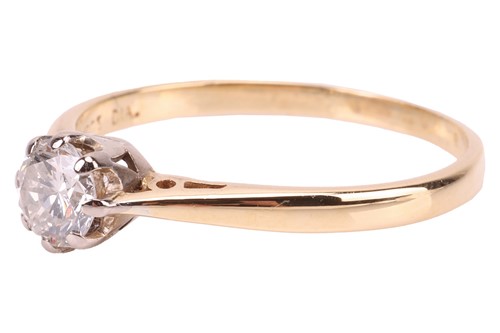 Lot 129 - A diamond solitaire ring, the central round...