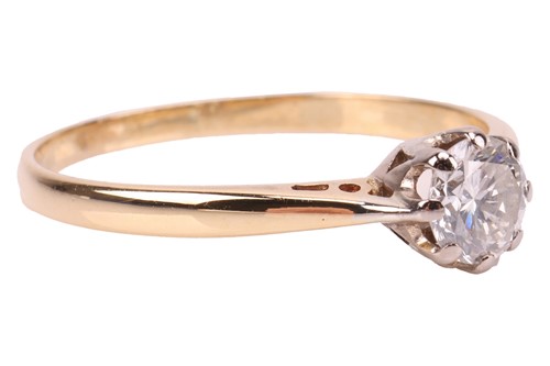 Lot 129 - A diamond solitaire ring, the central round...