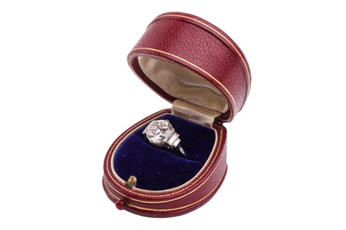 Lot 266 - An Art Deco diamond solitaire ring, featuring...