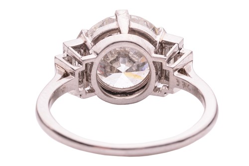 Lot 266 - An Art Deco diamond solitaire ring, featuring...