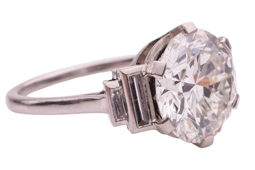 Lot 266 - An Art Deco diamond solitaire ring, featuring...