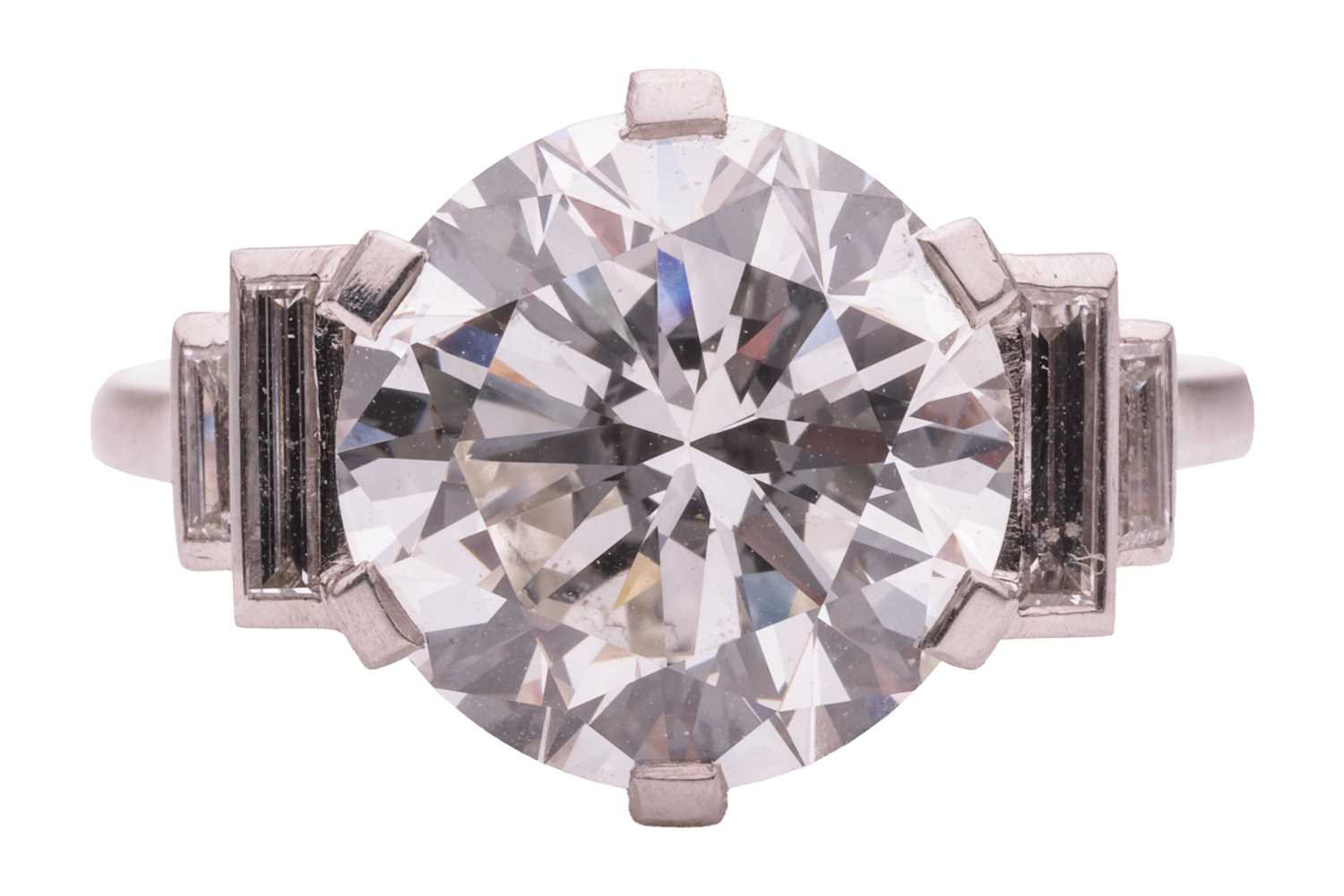 Lot 266 - An Art Deco diamond solitaire ring, featuring...